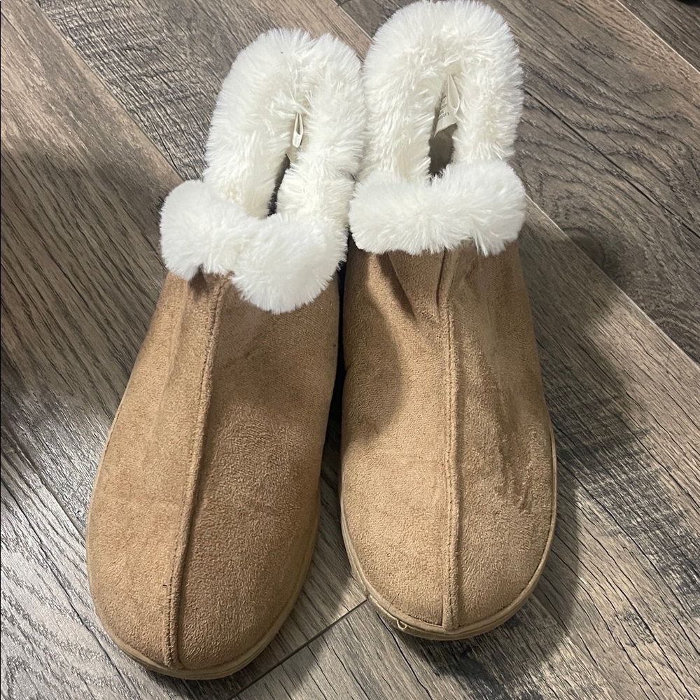 Old Navy Tan Women's Slippers with White Faux Fur